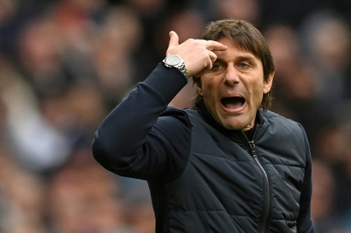 Antonio Conte furieux contre ses joueurs et la direction de Tottenham