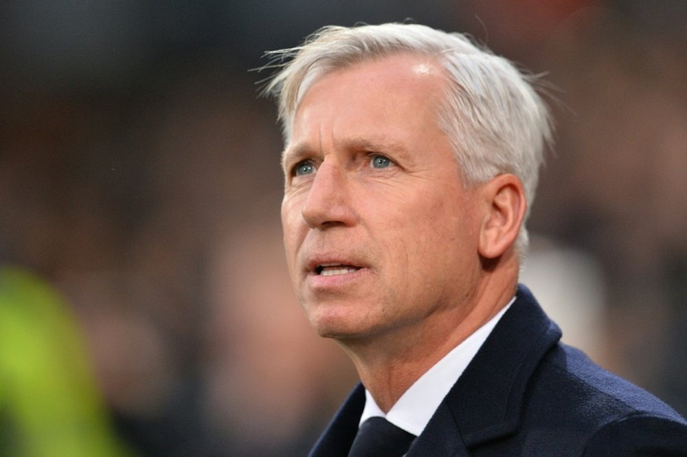 Crystal Palaces English manager Alan Pardew watches his players ahead of the English Premier League football match between Crystal Palace and Southampton at Selhurst Park in south London on December 12, 2015