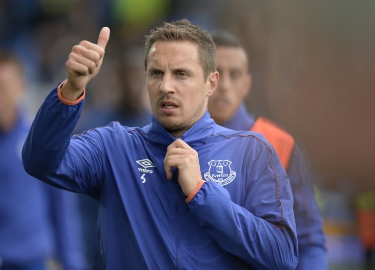Everton claim victory over pitiful Arsenal