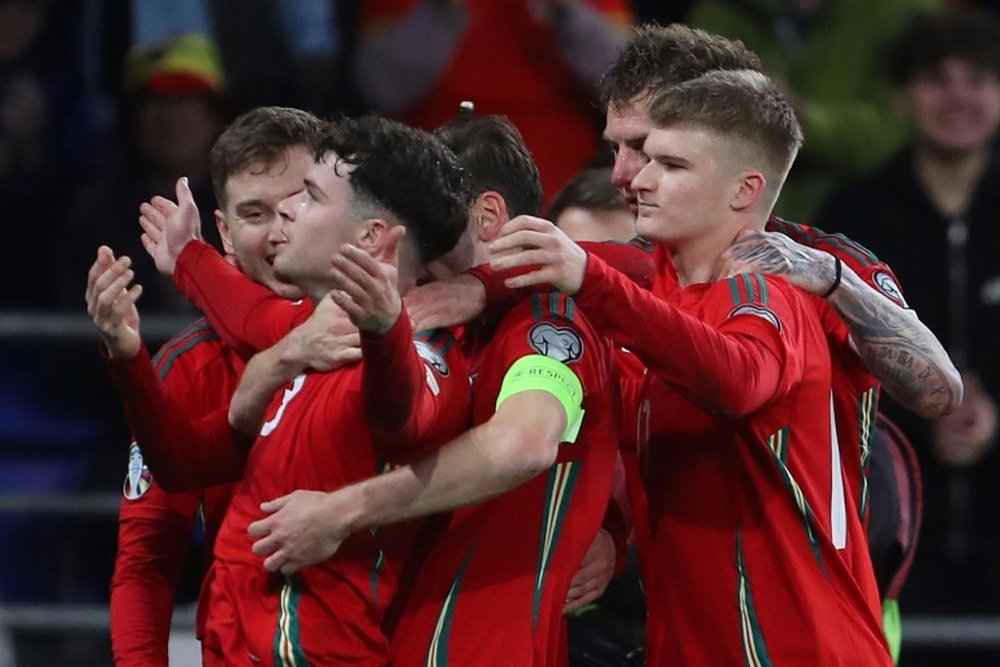 Gales ya roza su tercera Eurocopa consecutiva. AFP
