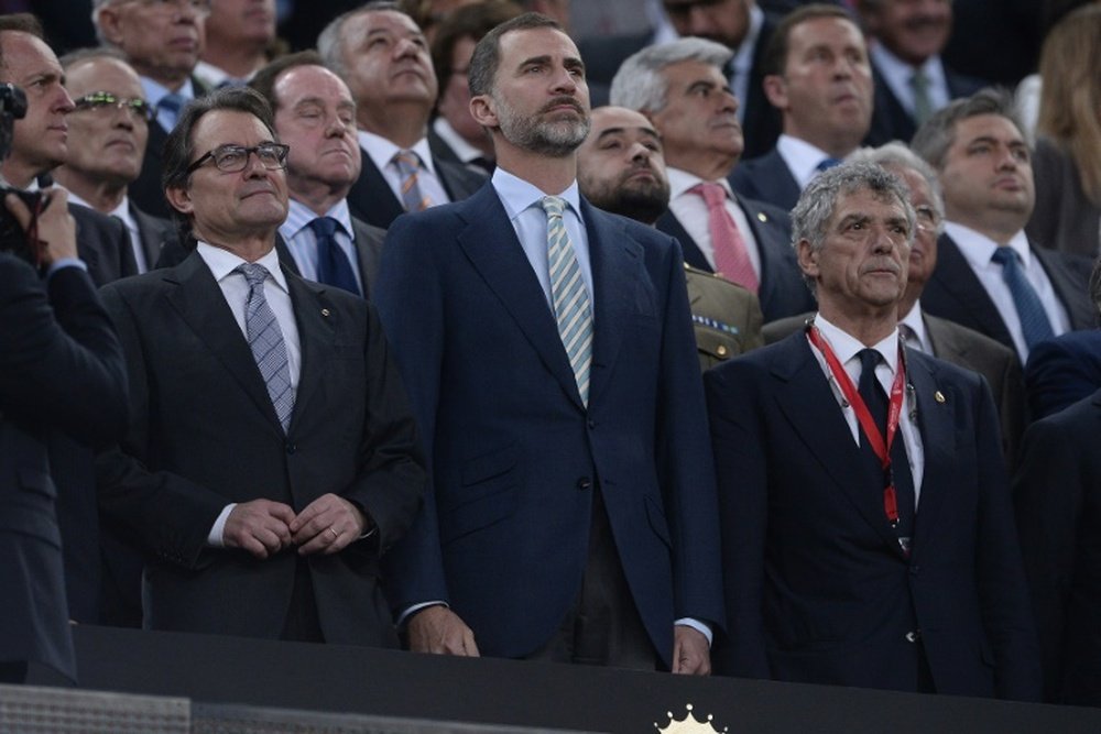 Catalonias regional president Artur Mas (L) and Spains King Felipe VI (C) stand in the grandstand prior to the Spanish Copa del Rey final at the Camp Nou stadium in Barcelona on May 30, 2015