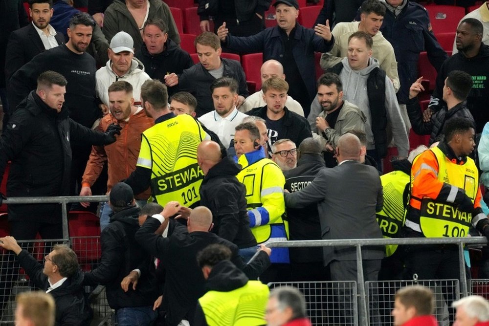 Jogadores do West Ham entram em confronto com 'ultras' do AZ Alkmaar. AFP