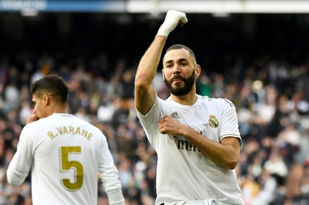 Benzema subasta una camiseta. AFP