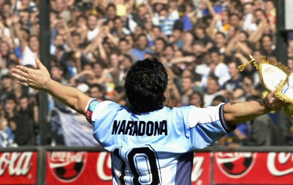 Las leyendas del fútbol argentino le dan el último adiós a Maradona. AFP