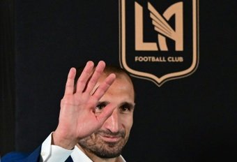 Giorgio Chiellini decidiu pendurar as chuteiras. O zagueiro, um dos últimos da antiga geração italiana, se aposenta após perder a final da MLS com o Los Angeles FC. Ele anunciou a decisão por meio de um emocionante vídeo no qual revisita a sua carreira.