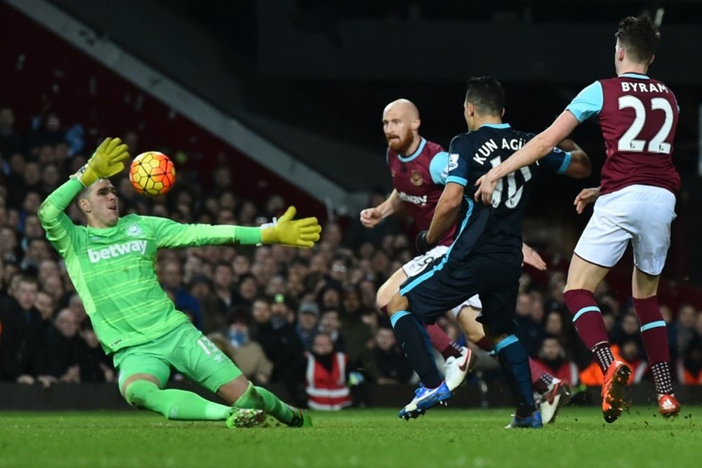 Manchester Citys Sergio Aguero (2R) scores his second goal and the equaliser against West Ham