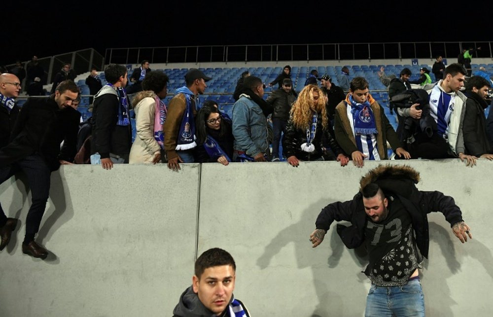Porto, Estoril clash halted over stand safety fears