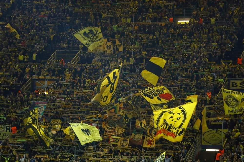 Así protestan los hinchas del Borussia contra la Bundesliga. AFP