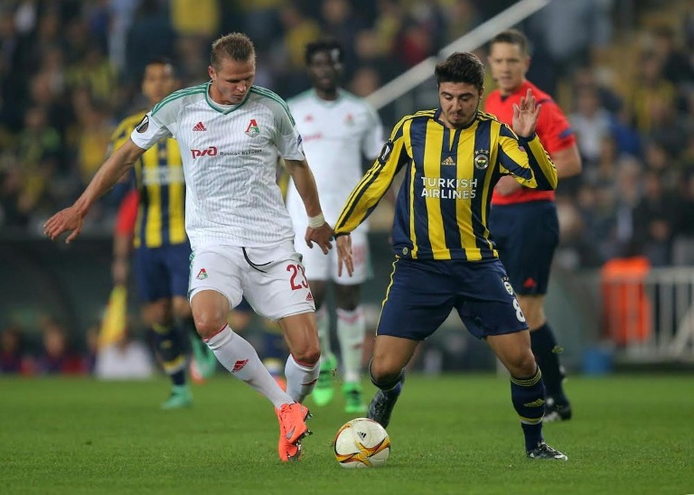 Ozan Tufan podría aterrizar en la Premier League. AFP