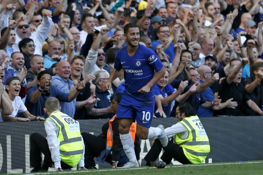Pedro e Hazard garantem os 100% do Chelsea. AFP