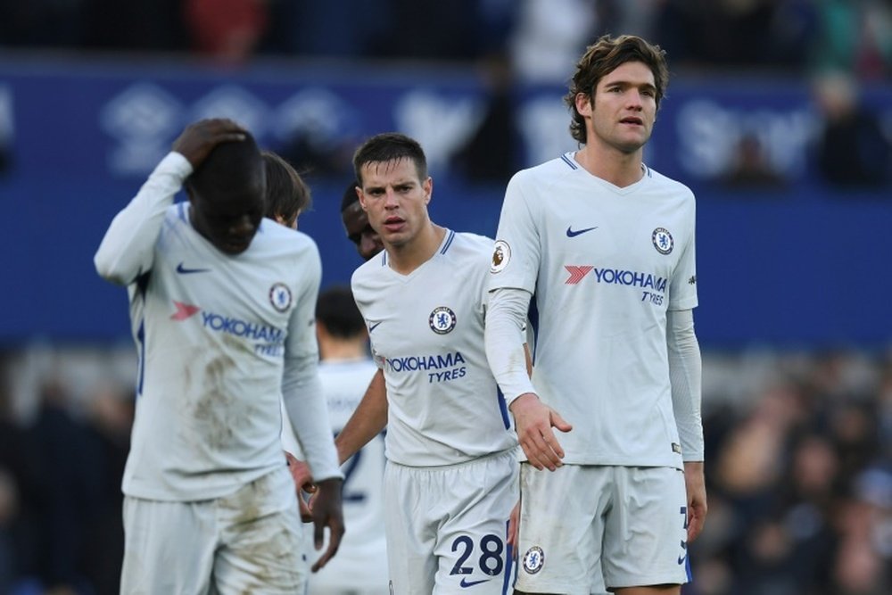 Marcos Alonso y Azpilicueta, pretendidos por el Barça. AFP