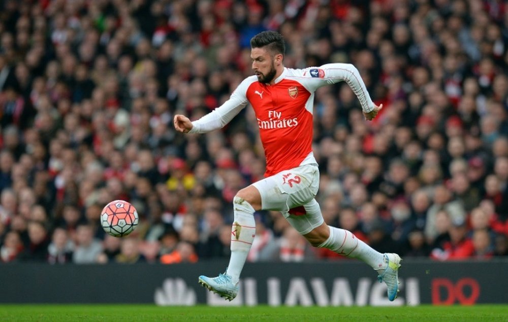 Arsenals striker Olivier Giroud runs with the ball during the English FA Cup third-round football match between Arsenal and Sunderland at the Emirates Stadium in London on January 9, 2016