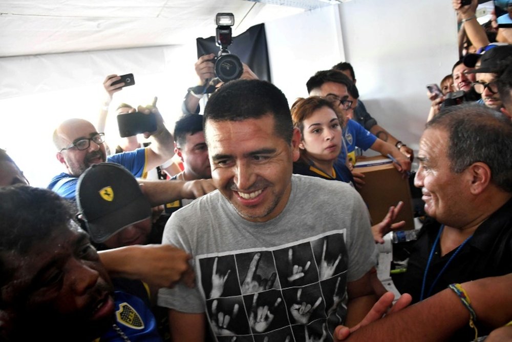 La alegría de un chico ciego al conocer a Riquelme. AFP