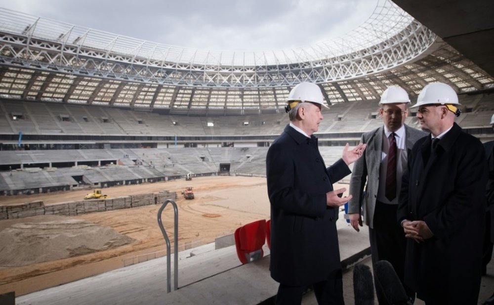 FIFA President Gianni Infantino (R) listens to Moscows Mayor Sergei Sobyanin (L) in Moscow. BeSoccer