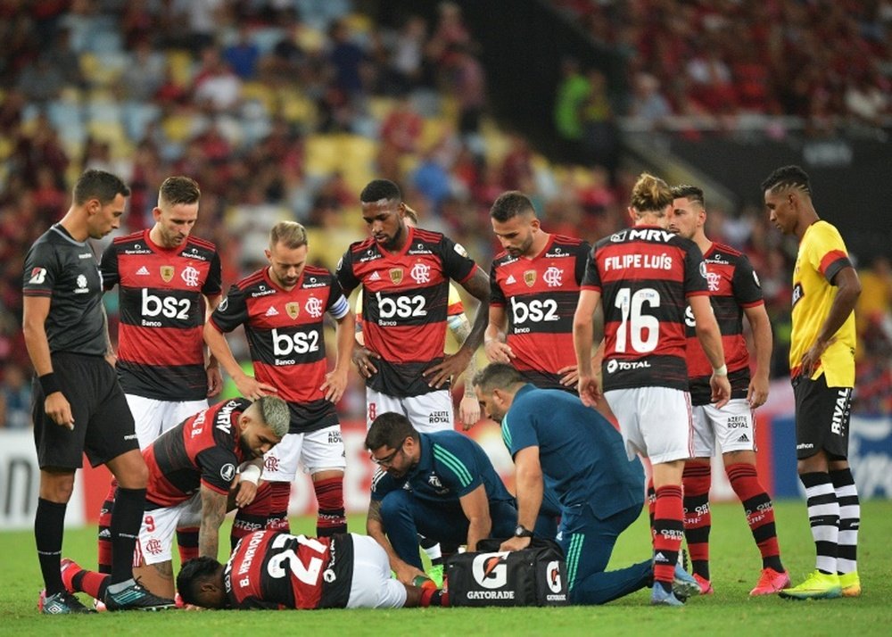 Flamengo emprestaria jogadores para quitar dívida. AFP