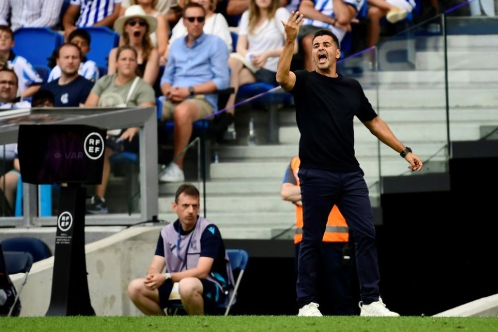 Míchel y Blind no estarán en el Bernabéu en la lucha por el liderato. AFP