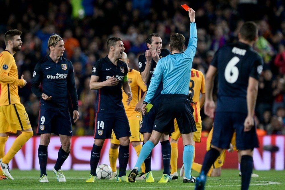 Atletico Madrid's Fernando Torres (2nd L) was given a red card on Tuesday. BeSoccer
