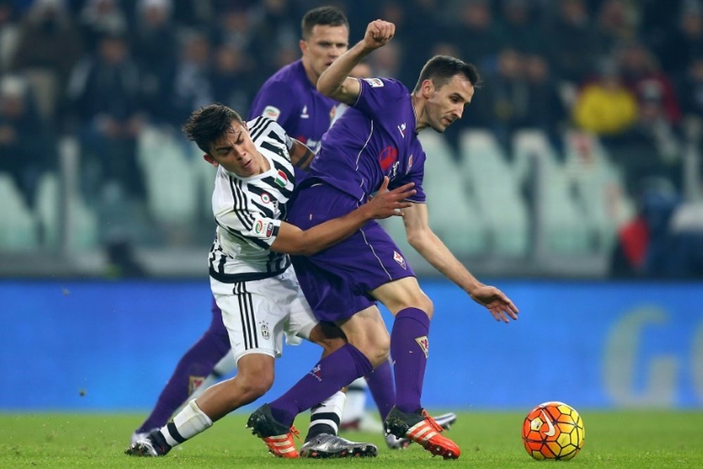 Fiorentinas midfielder Milan Badelj (R) during an Italian Serie A football match on December 13, 2015