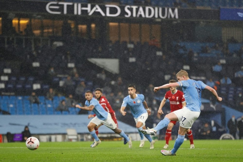 City e Liverpool escorregam na chuva. AFP