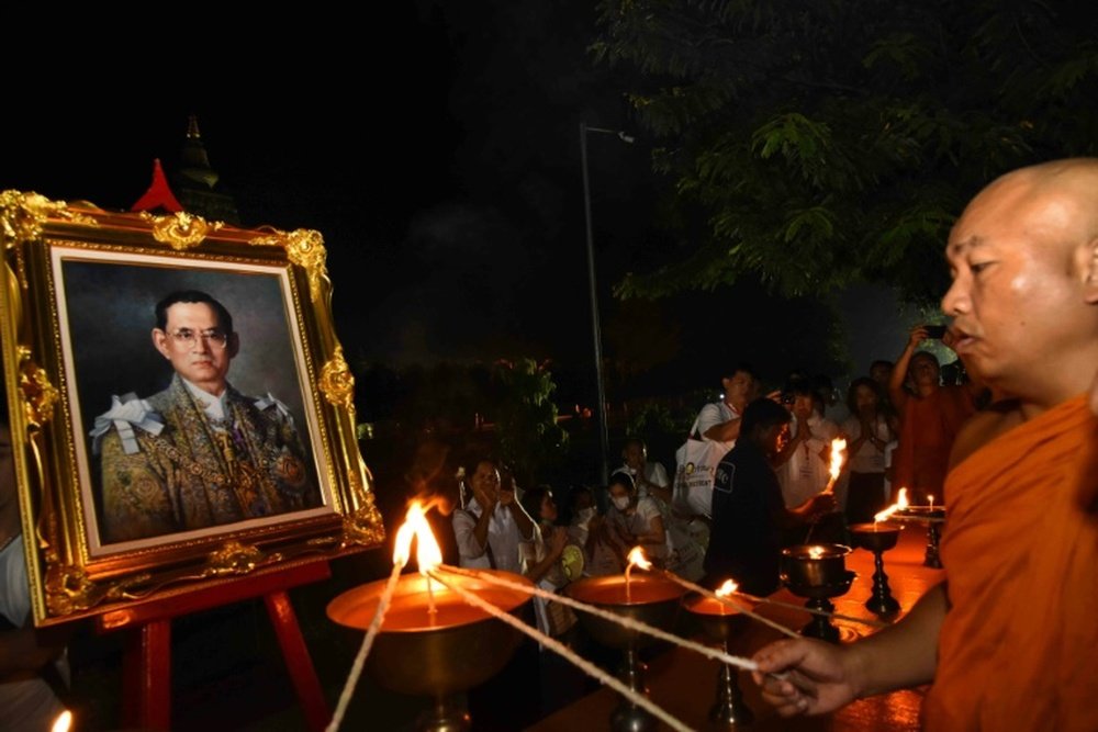 Uno de los homenajes al fallecido monarca. AFP