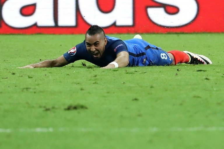 Dimitri Payet face à la Roumanie en ouverture de l'Euro au Stade de France, le 10 juin 2016. AFP