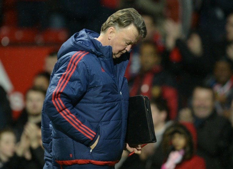 El entrenador del Manchester United, Louis Van Gaal, cabizbajo tras un derrota. AFP
