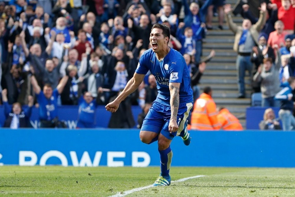 Leicester City's striker Leonardo Ulloa celebrates after scoring. BeSoccer