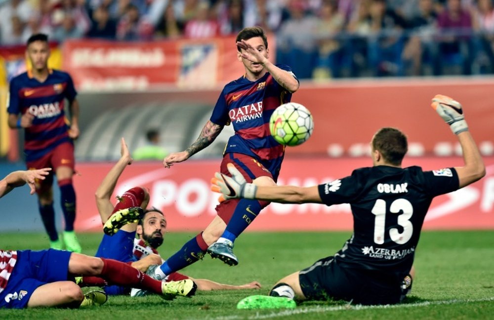Messi le ha hecho tres goles en tres tantos distintos a Oblak. AFP