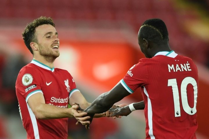 Diogo Jota vira e Liverpool assume a liderança