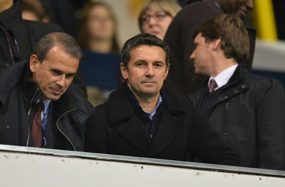 Aston Villas new French manager Remi Garde (C) watches the English Premier League football match between Tottenham Hotspur and Aston Villa at White Hart Lane in north London on November 2, 2015
