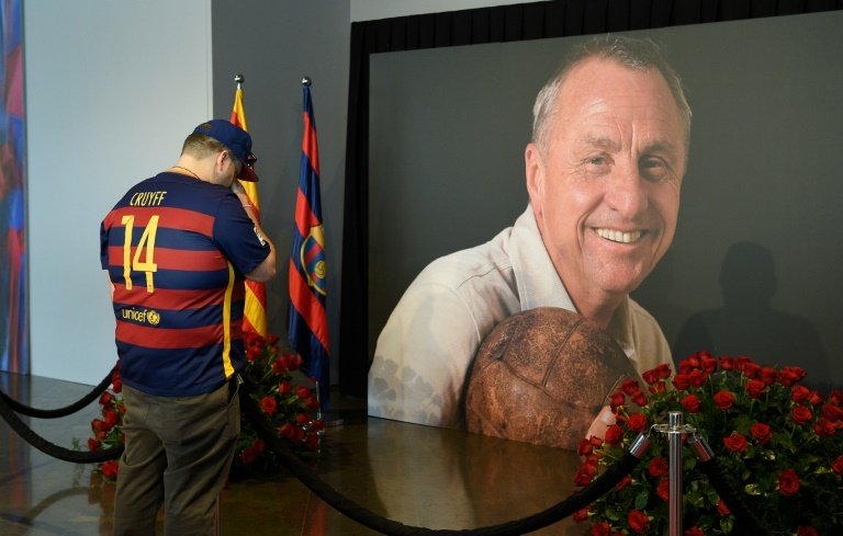 Fans' tributes at last farewell to Johan Cruyff 