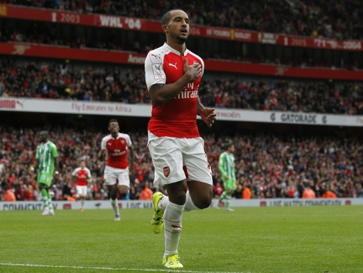 Walcott seals Emirates Cup success for Arsenal