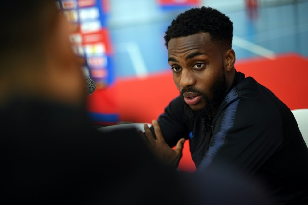 Danny Rose tuvo un guiño con los sanitarios de un centro médico londinense. AFP