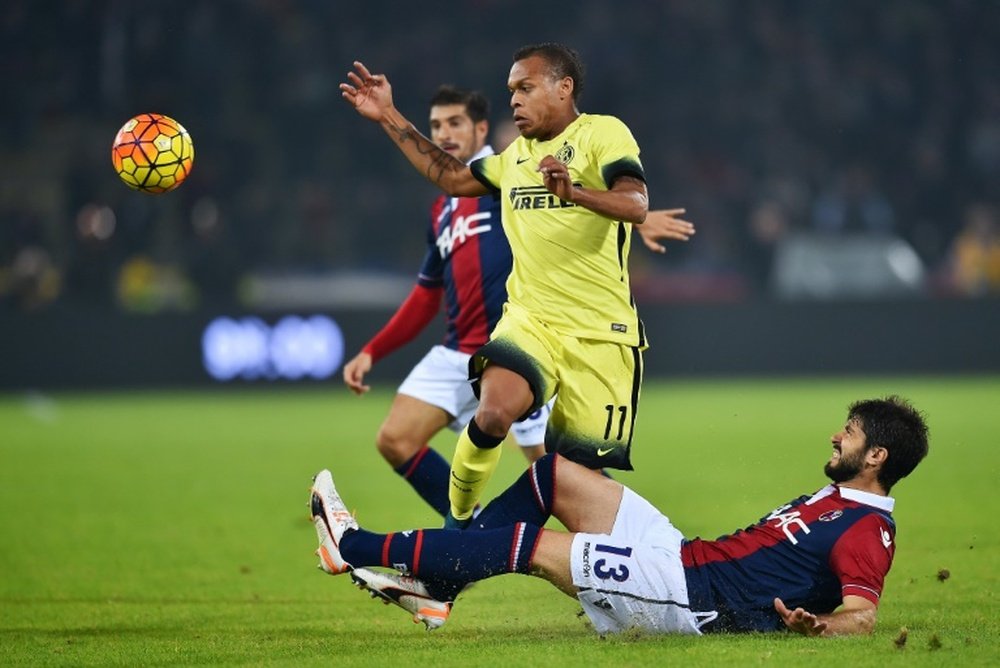 Inter Milans French forward Jonathan Biabiany (L) vies with Bolognas Italian defender Luca Rossettini during the Serie A football match at DallAra stadium in Bologna on October 27, 2015