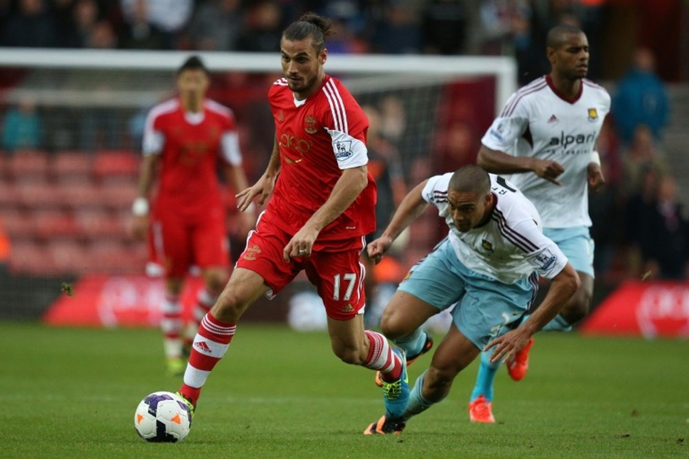 Southamptons Argentinian-born Italian striker Dani Osvaldo (left)dribbles past West Ham Uniteds New Zealand defender Winston Reid during their English Premier League match in Southampton on September 15, 2013