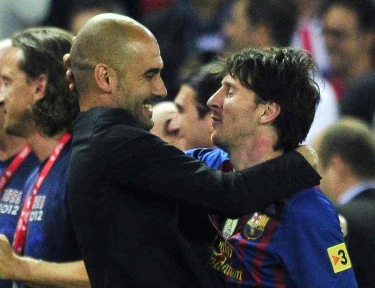 Guardiola y Leo Messi se abrazan