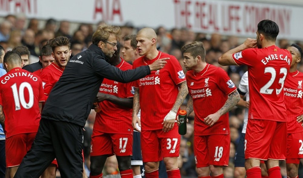Liverpool manager Jurgen Klopp talks to his players during a break in play during the Premier League match against Tottenham Hotspur at White Hart Lane on October 17, 2015