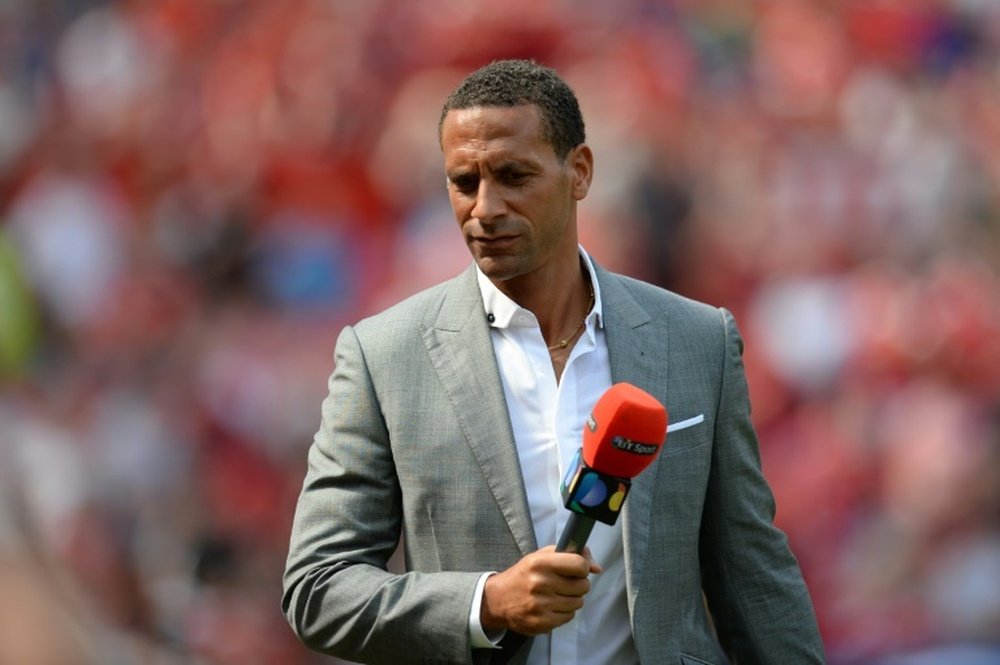 Rio Ferdinand puede ser segundo entrenador del Manchester United. AFP
