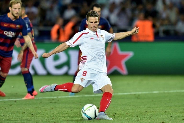 Sevillas French forward Kevin Gameiro scores a goal during the UEFA Super Cup final football match between FC Barcelona and Sevilla FC in Tbilisi on August 11, 2015