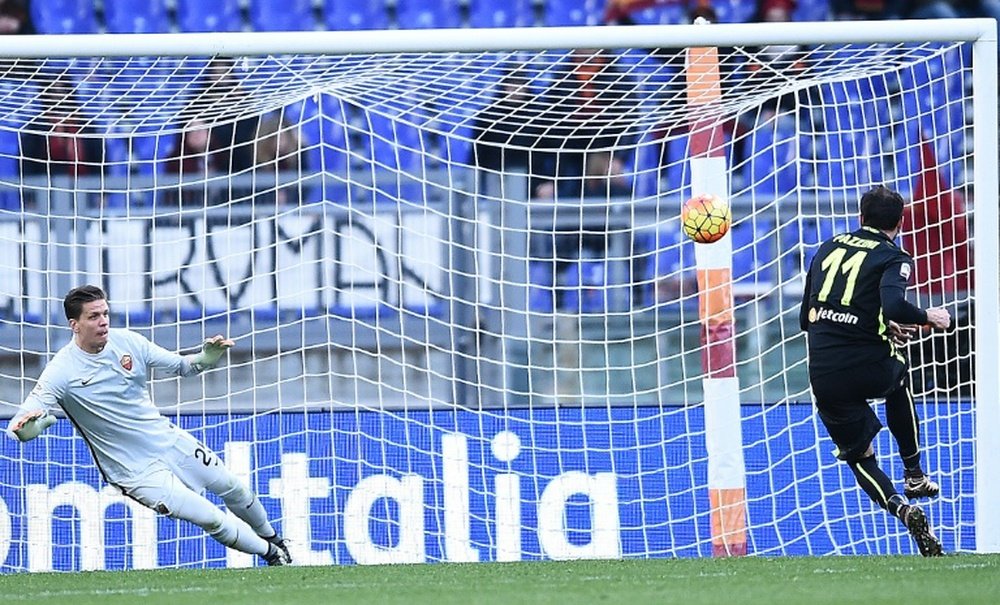 Pazzini (d) podría dejar el Hellas Verona después de dos temporadas y media. AFP
