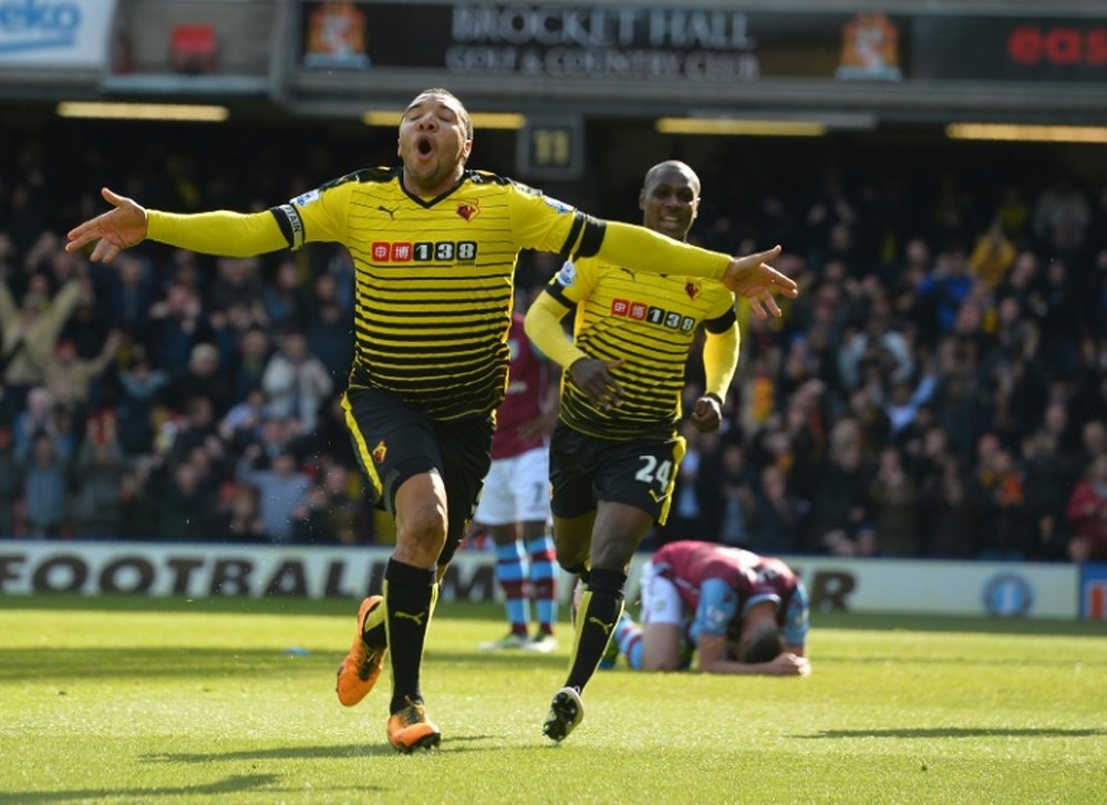 Watfords striker Troy Deeney (L) celebrates after scoring his second goal. BeSoccer