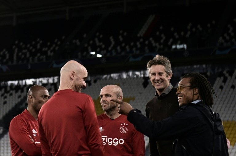 Edwin van der Sar tiene contrato como director deportivo en el Ajax hasta 2025. AFP
