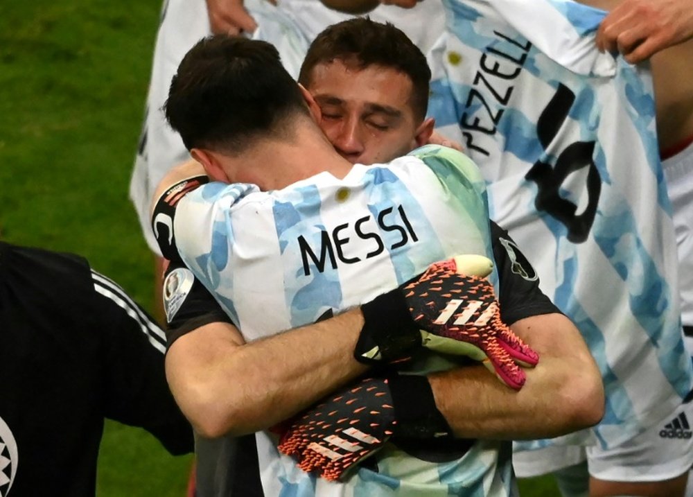 Emi Martínez habló de lo que supone jugar con Messi. AFP