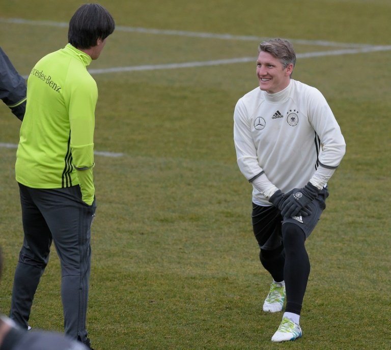 Germanys head coach Joachim Loew (L) oversees a training session. BeSoccer