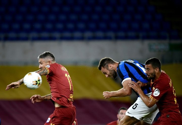 O Milan agradece: Roma e Inter de Milão ficam no empate