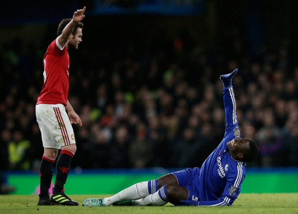 Chelseas defender Kurt Zouma (R) clutches his knee in pain during an English Premier League football match in London on February 7, 2016