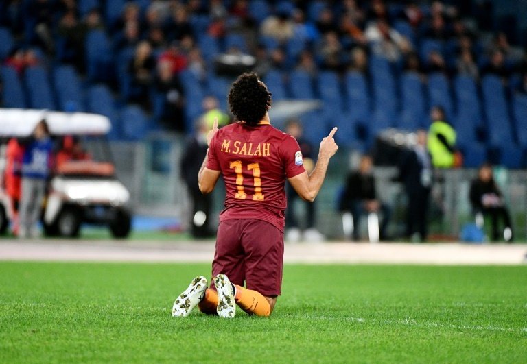 Salah anotó los tres goles de la Roma. AFP