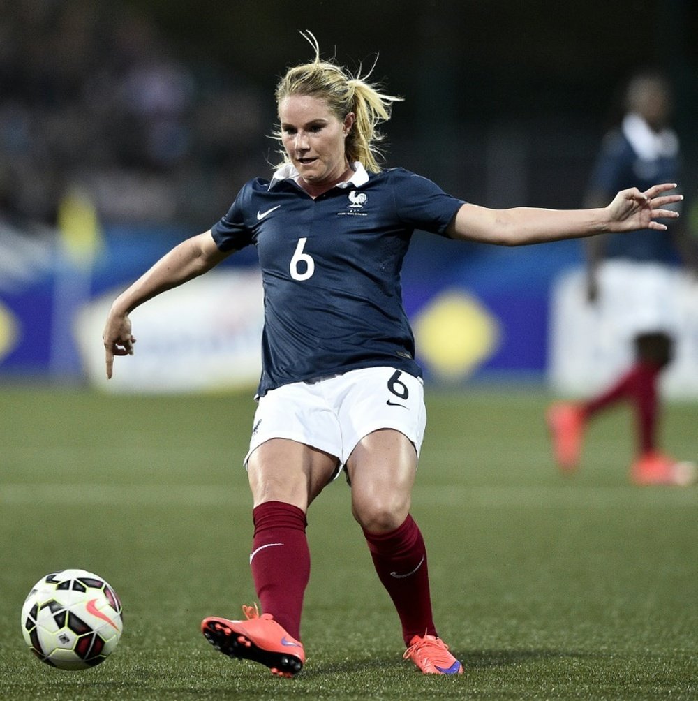 Frances midfielder Amandine Henry controls the ball during the friendly football match France vs Russia on May 22, 2015 at the Gaston Petit stadium in Chateauroux