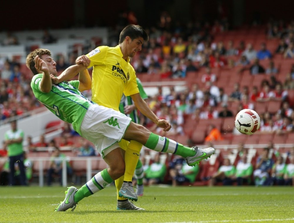 Villarreal Spanish striker Gerard vies with Wolfsburg defender Robin Knoche (L) during the pre-season friendly football match at The Emirates Stadium in north London on July 25, 2015