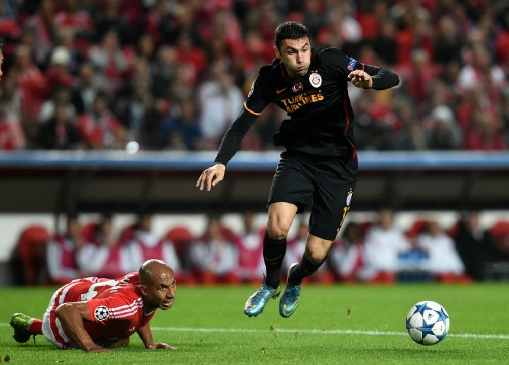 Galatasarays Turkish forward Burak Yilmaz (R) vies with Benficas Brazilian defender Luisao during the UEFA Champions League football match SL Benfica vs Galatasaray AS at the Luz stadium in Lisbon on November 3, 2015